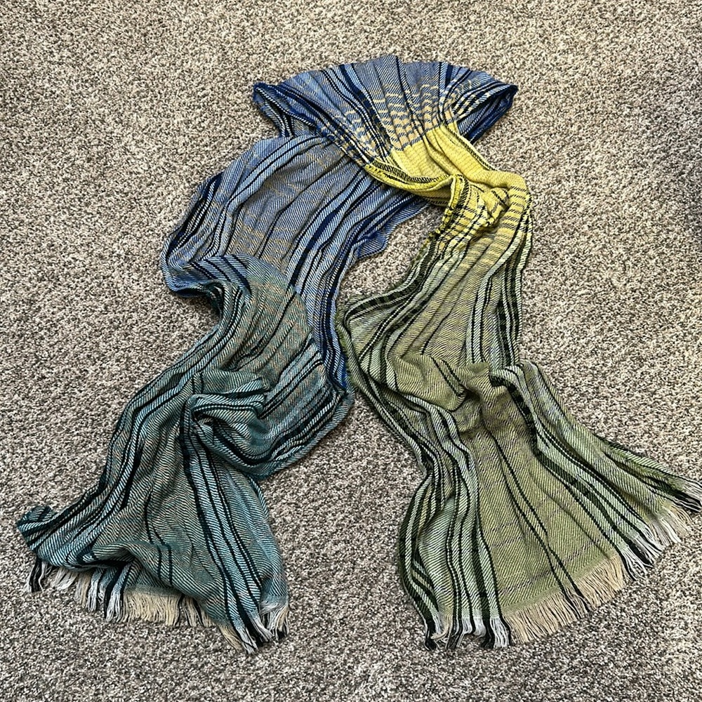EUC❗️Echo Soft Crinkled Ombré Plaid Wrap